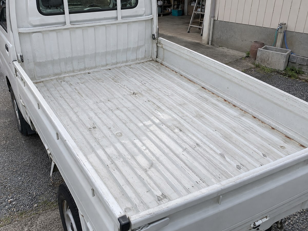 軽トラックの荷台の床を斜め上から見たところ