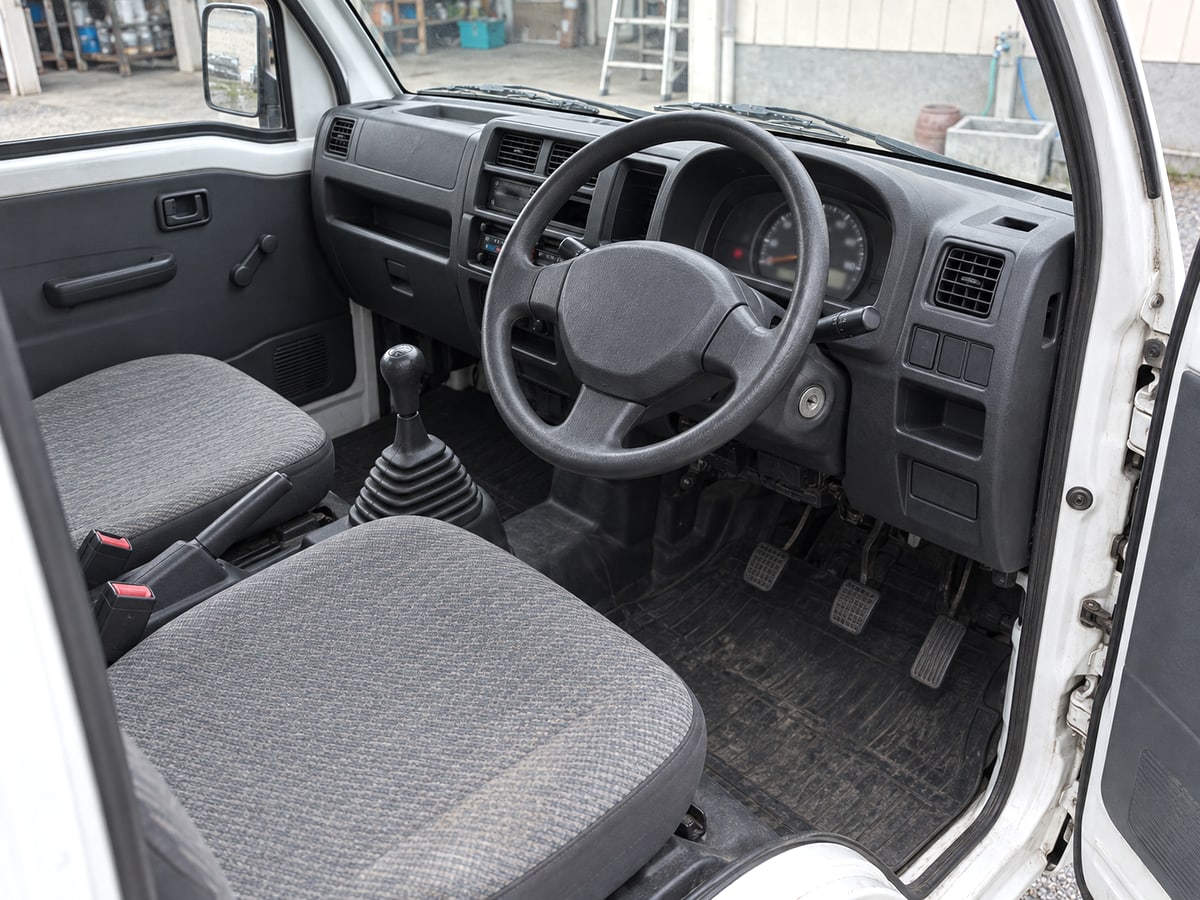 軽トラックの運転席とメーターパネル
